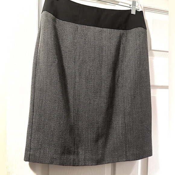 Worthington Gray/black twill pencil skirt. Size 8. - Picture 2 of 7